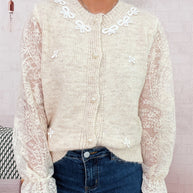 Damen Strickjacke mit romantischen Spitzendetails und eleganten Knopfverschlüssen WW