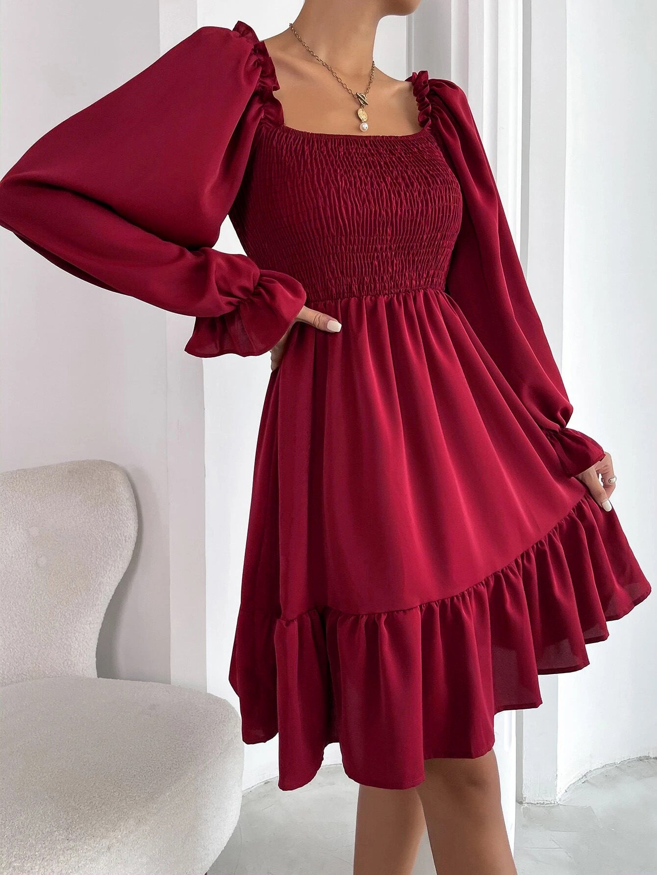 Damen eingearbeitetes Minikleid mit voluminösen Rüschenärmeln und Square-Neck WW