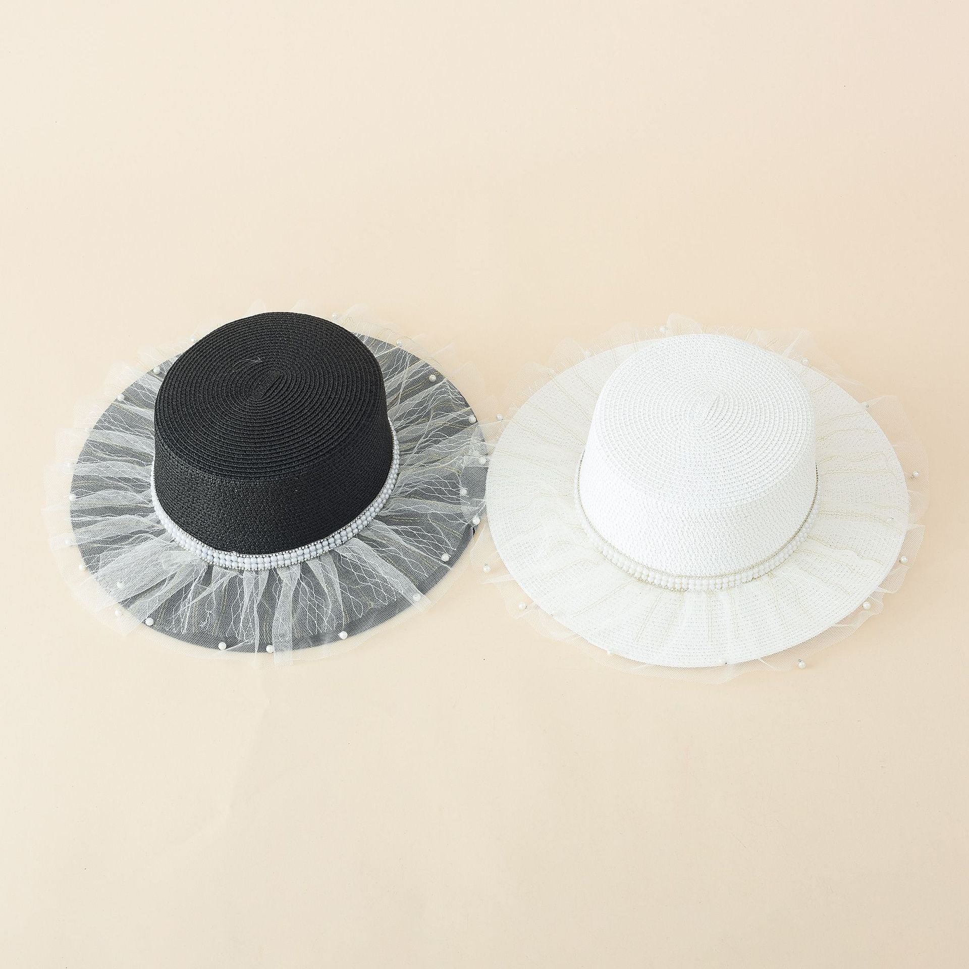 Damen eleganter Sonnenhut mit feinem Tüllbesatz und stilvoller Perlenverzierung WW