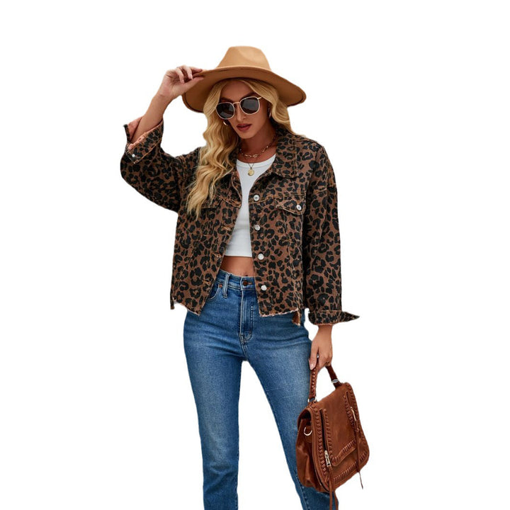 Damen Jeansjacke im angesagten Leo-Design mit cooler Schnittführung und lässigen Details W&W Mode