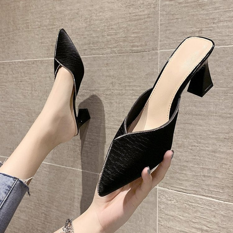 Damen elegante Mules mit spitzem Zehenbereich und schickem Glanz W&W Mode