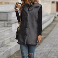 Damen Strickweste mit samtiger Oberfläche und modernen Knopfdetails WW