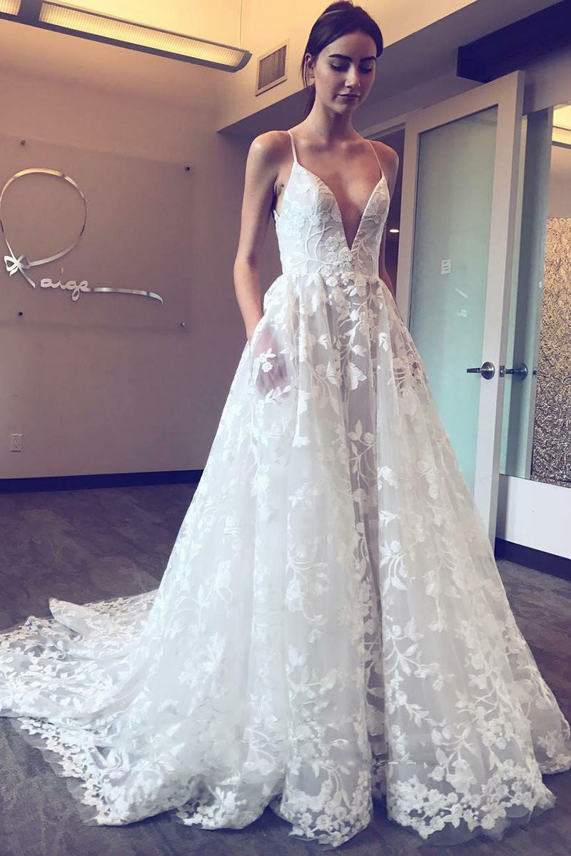 Damen Hochzeitskleid mit tiefem V-Ausschnitt und filigraner Spitze W&W Mode