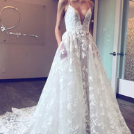 Damen Hochzeitskleid mit tiefem V-Ausschnitt und filigraner Spitze WW