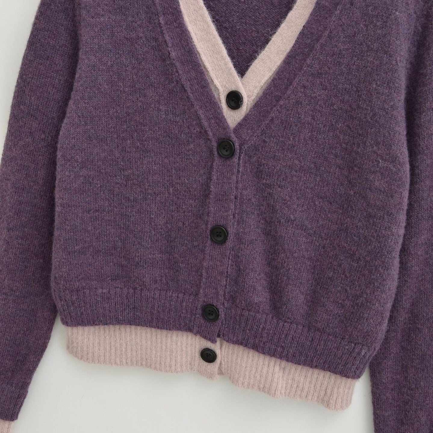Damen Strickjacke mit V-Ausschnitt und kontrastierenden Details WW