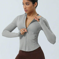 Damen Sportjacke mit praktischen Daumenlöchern und athletischem Schnitt WW