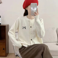 Damen Strickjacke mit dekorativer Schleifenstickerei WW