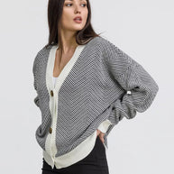 Damen Strickjacke mit Chevron-Muster und großen Knopfdetails WW