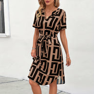 Damen Kleid mit modernem geometrischen Muster und taillierbarem Gürtel WW