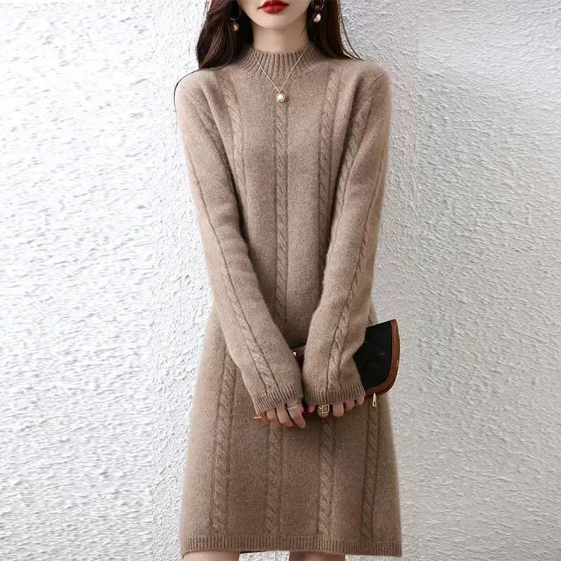 Damen Strickkleid mit elegantem Zopfdesign und hohem Kragen WW