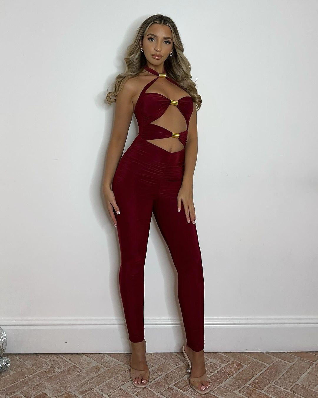 Ärmelloser Jumpsuit mit Schnürung und Cut-out-Details