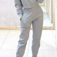 Damen sportlicher Lounge-Anzug mit cropped Oberteil und elastischen Hosen WW