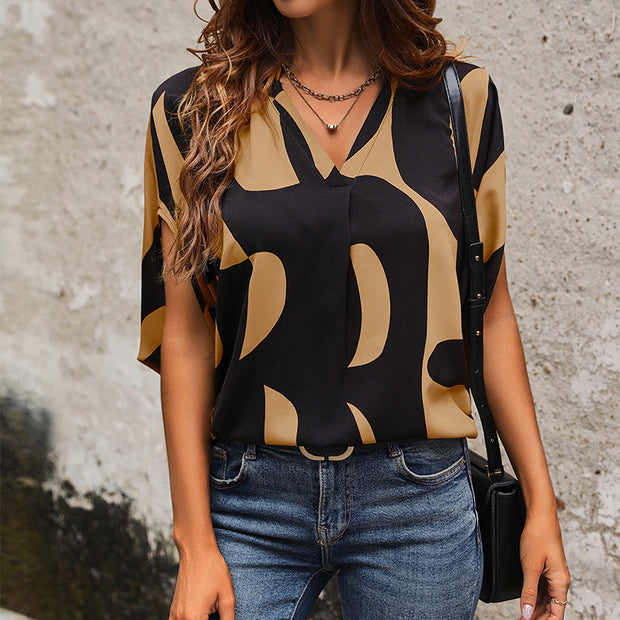 Damen Bluse im modernen abstrakten Design mit V-Ausschnitt und kurzen Ärmeln WW