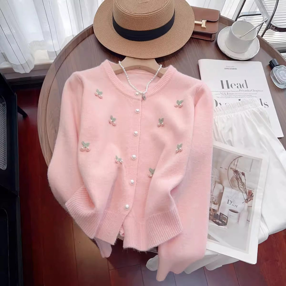 Damen Strickjacke mit floralen Stickereien und Perlenknöpfen WW