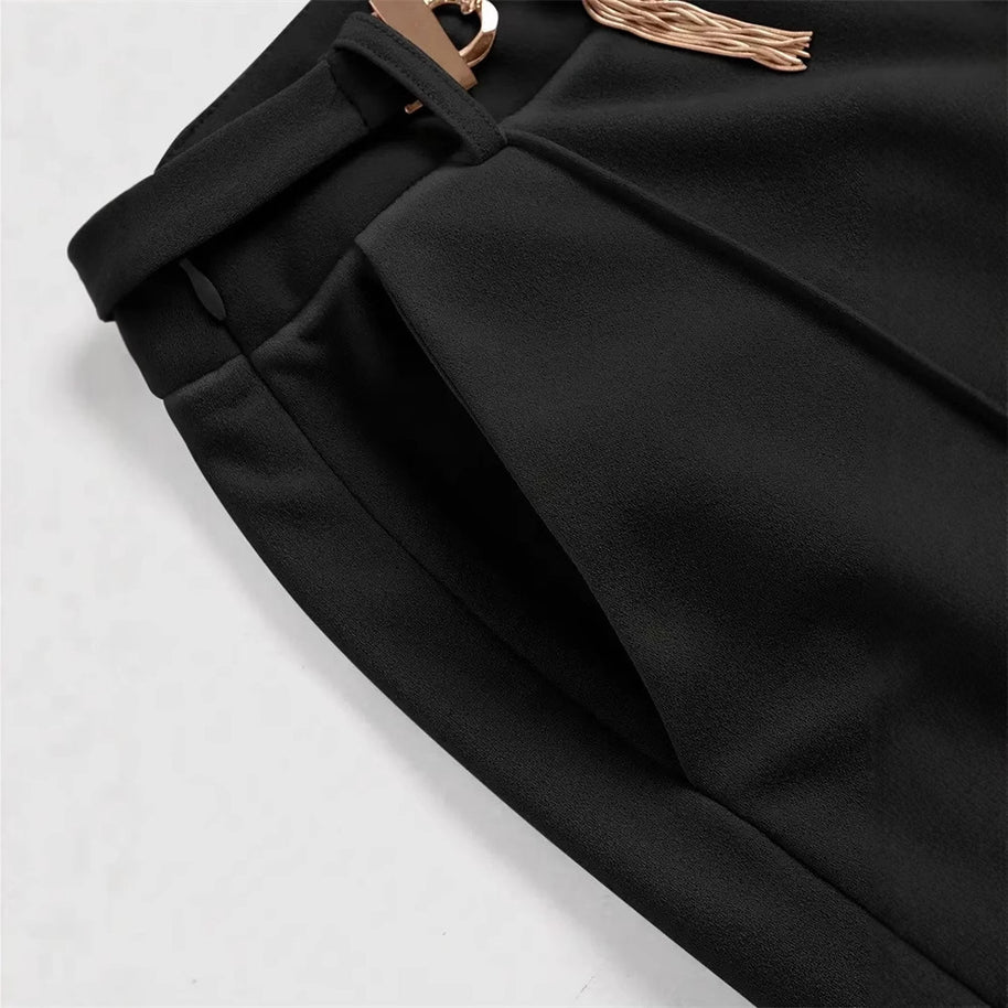 Damen eleganter, weit geschnittener Schnittanzug mit goldfarbener Gürtelakzent W&W