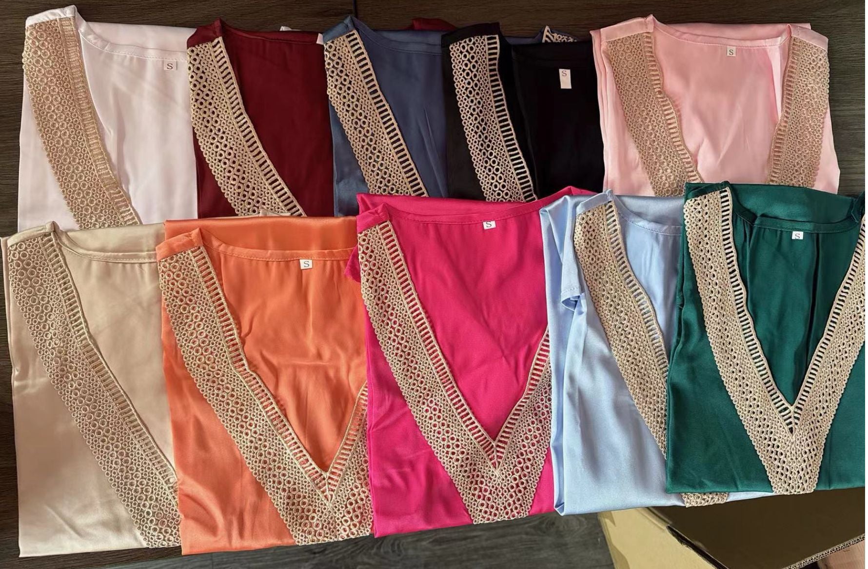 Damen Bluse mit tiefem V-Ausschnitt und Häkelakzenten WW
