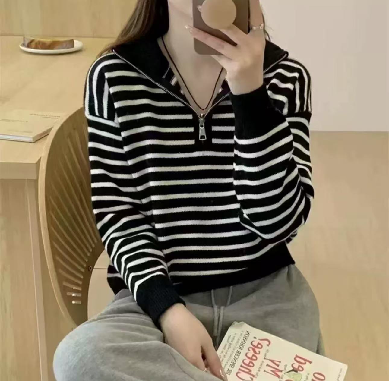 Damen Strickpullover mit kurzem Reißverschluss und modischem Streifenmuster WW
