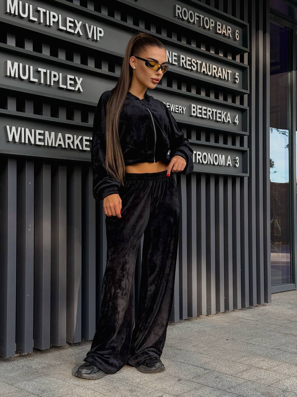 Damen sportliches Set mit cropped Jacke und weiten Hosen WW