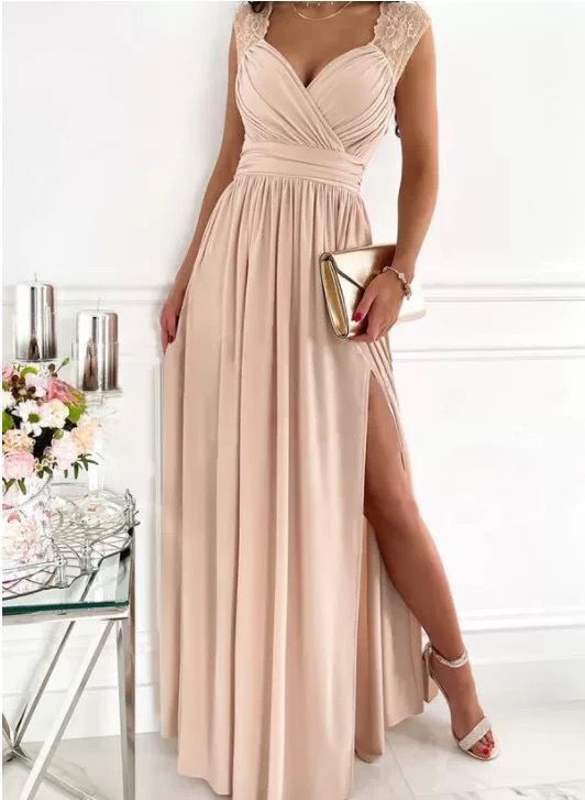 Glamouröses Rüschen-Abendkleid mit V-Ausschnitt &amp; Schlitz