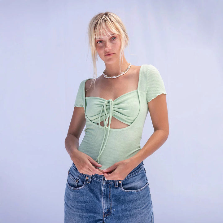 Damen figurbetonter Body mit kreativem Cut-Out und Wickeldetail W&W Mode