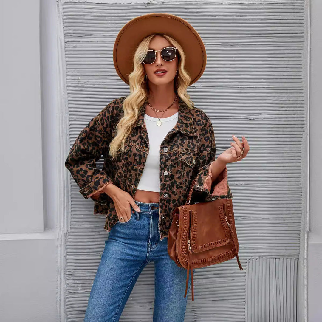 Damen Jeansjacke im angesagten Leo-Design mit cooler Schnittführung und lässigen Details W&W Mode