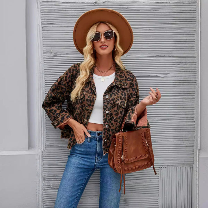 Damen Jeansjacke im angesagten Leo-Design mit cooler Schnittführung und lässigen Details W&W Mode