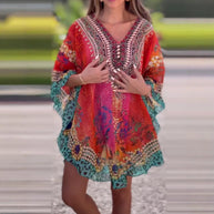 Damen Strandkleid im farbenfrohen Boho-Stil mit verspieltem Design und tiefem V-Ausschnitt WW