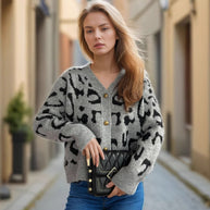 Damen Strickjacke im modernen Leopardenmuster mit Knopfdetails WW