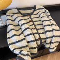 Damen Strickjacke im Boho-Stil mit Knopfleiste und breiten Ärmel WW