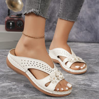 Damen Bequeme Fußbett-Sandalen mit modischen Lochmuster und eleganter Blütenapplikation WW