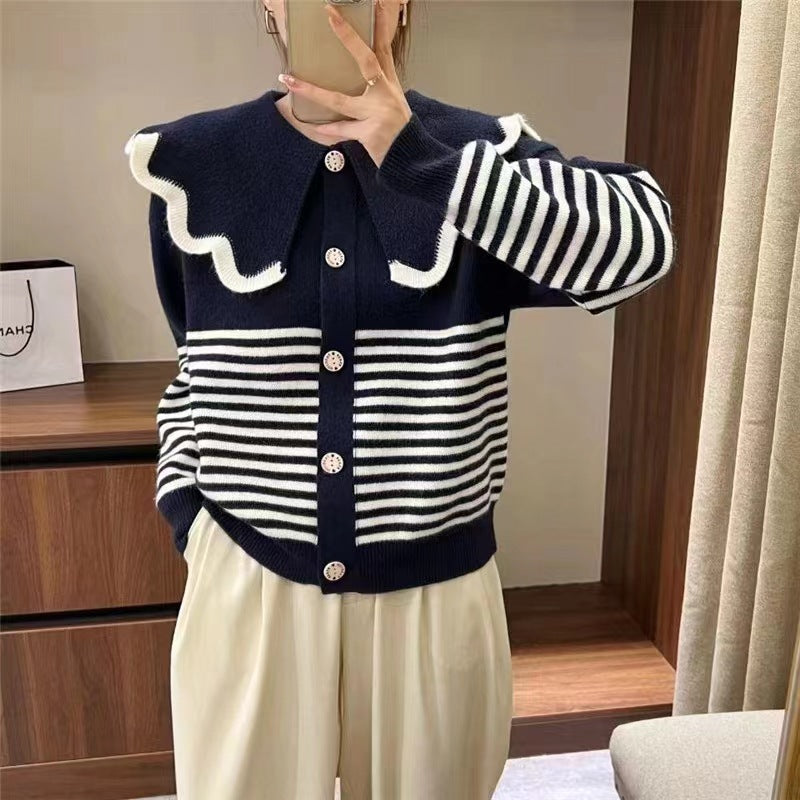 Damen Strickjacke mit großem Rüschenkragen und kontrastierenden Streifen WW