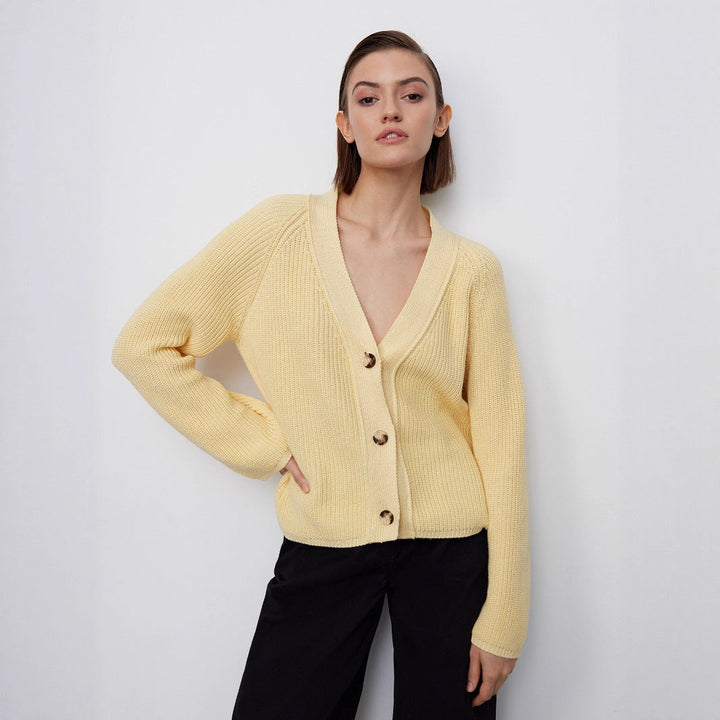 Damen Strickjacke mit großem V-Ausschnitt und Knopfverschluss W&W Mode
