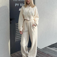 Damen sportliches Ensemble mit cropped Oberteil und weiten Hosen WW