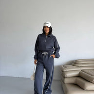 Damen Sportanzug mit hohem Kragen und weitem Schnitt WW