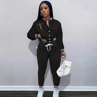 Damen Sportanzug mit modischem Schnitt und praktischen Taschen WW