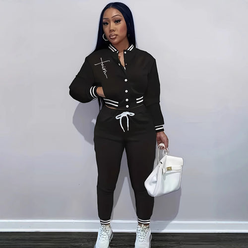 Damen Sportanzug mit modischem Schnitt und praktischen Taschen WW