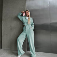 Damen sportliches Ensemble mit cropped Oberteil und weiten Hosen WW