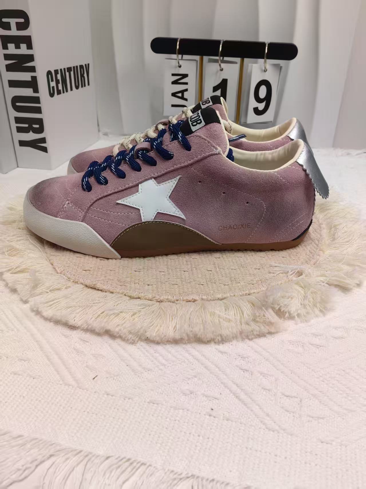 Damen Sneakers mit weichem Wildleder und modischen Details WW