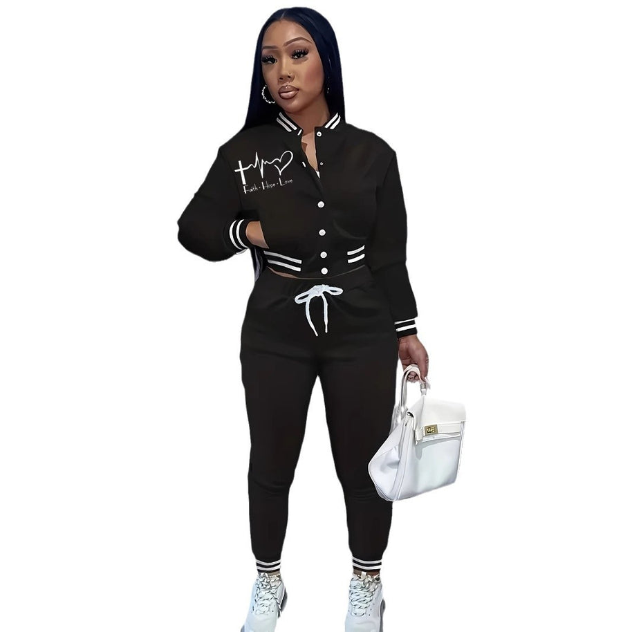 Damen Sportanzug mit modischem Schnitt und praktischen Taschen WW