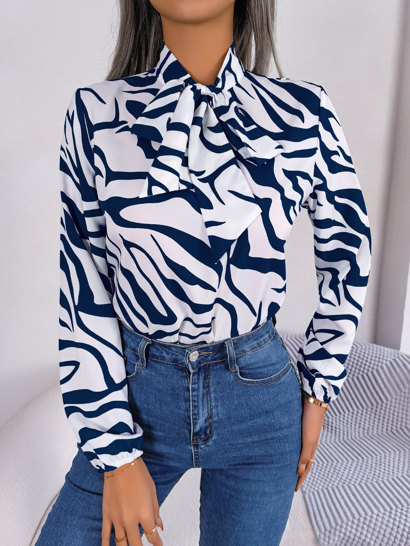 Damen Bluse mit modischem Zebra-Muster und elegantem Schleifenkragen WW