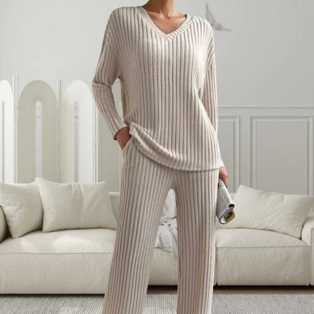 Damen Strickanzug mit modischem V-Ausschnitt und feinem Rippdesign WW