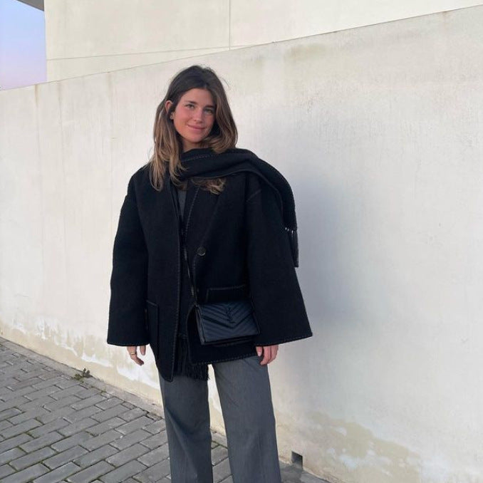 Damen modische Wolljacke mit innovativem Kragenschnitt und kontrastierenden Details WW