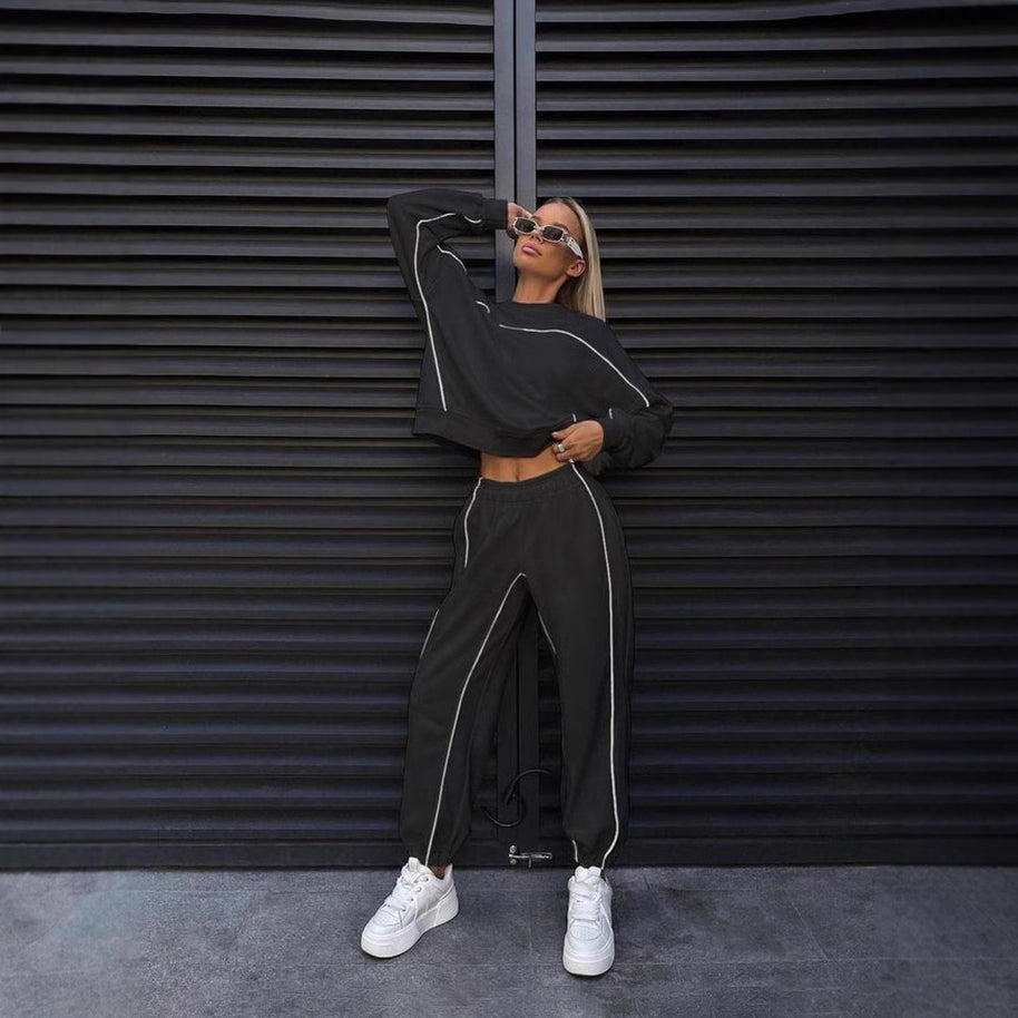 Damen sportliches und modisches Set mit cropped Oberteil und lässiger Hose WW
