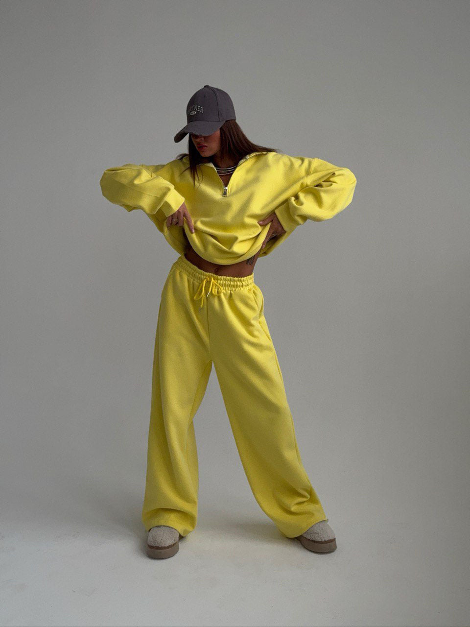 Damen Sportlicher Kapuzenpullover mit kurzer Reißverschlussöffnung WW