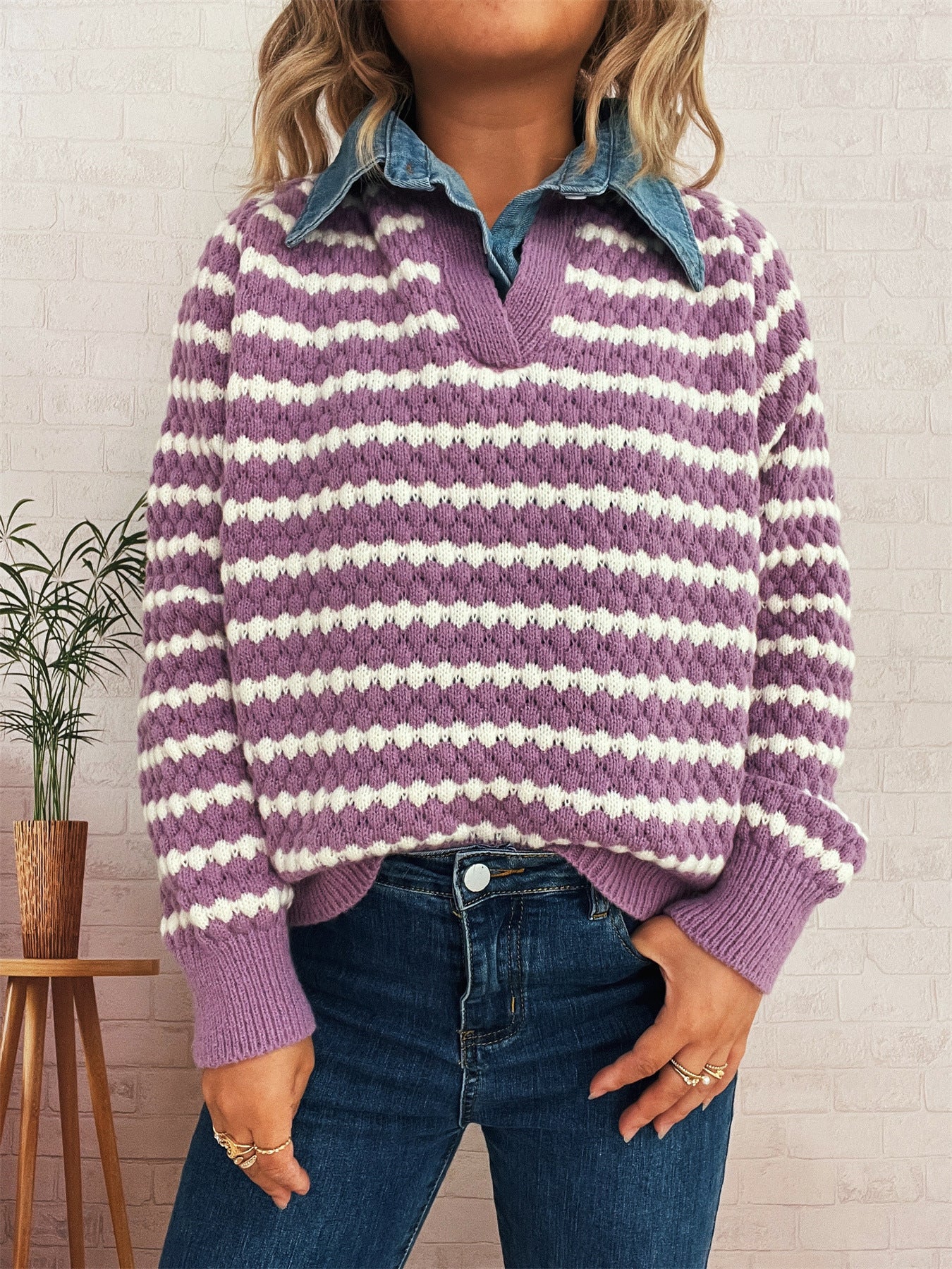Damen Strickpullover mit tiefem V-Ausschnitt und markantem Streifenmuster WW