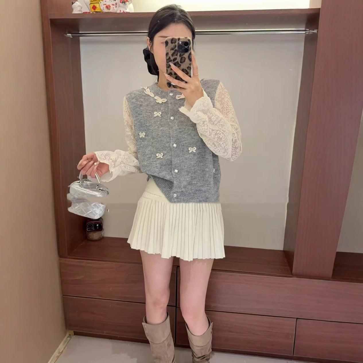 Damen Strickjacke mit eleganten Spitzen- und Schleifendetails WW