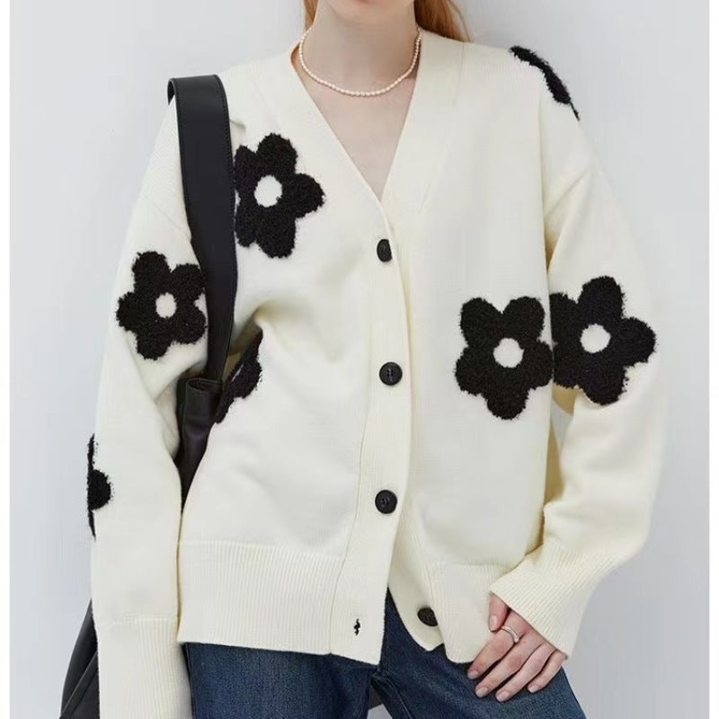 Damen Strickjacke mit Blumenapplikationen und dezentem V-Ausschnitt WW