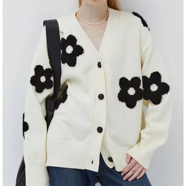 Damen Strickjacke mit Blumenapplikationen und dezentem V-Ausschnitt WW