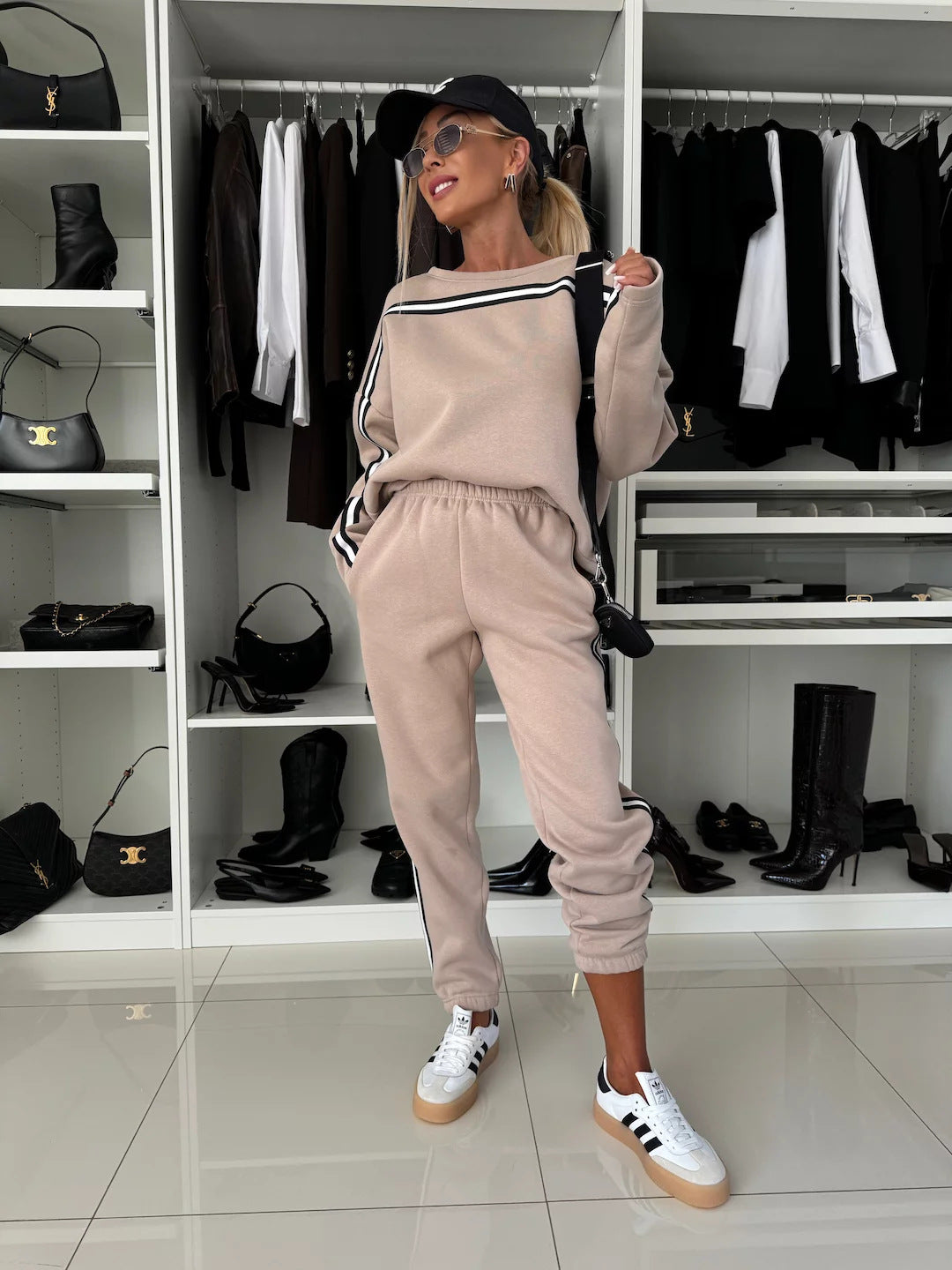 Damen sportlicher Freizeitanzug mit modernen Streifen WW