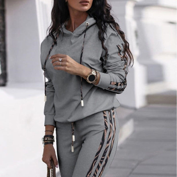 Damen Sportliches Loungewear-Set mit Kapuze und seitlichen Streifen WW
